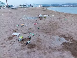 La resaca de la Noche de San Juan en Gijón: 7,4 toneladas de basura recogida