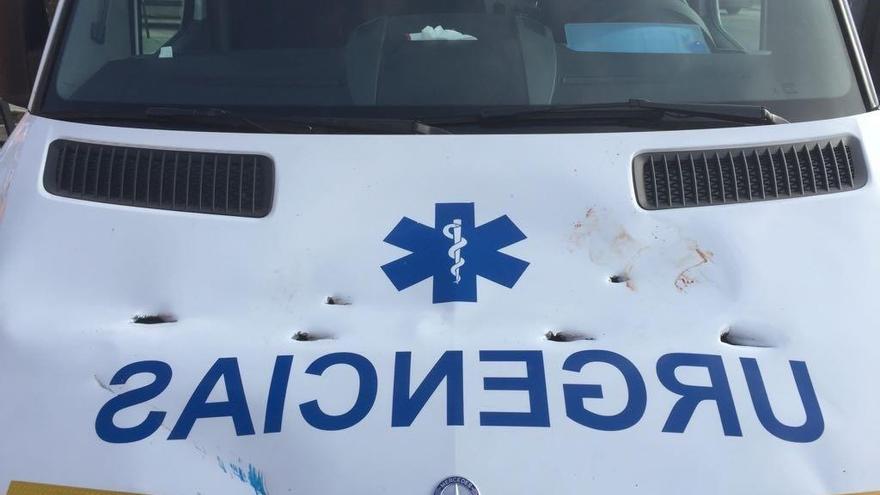 Así quedaba el capó de la ambulancia.