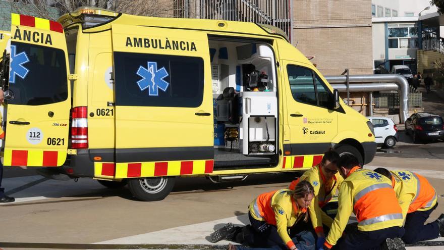 Una ambulància del SEM en un simulacre d&#039;accident.