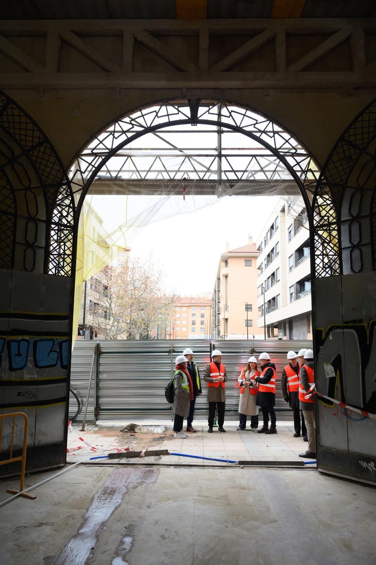 Imagen de una visita de Natalia Chueca a las obras en la antigua planta de Giesa.