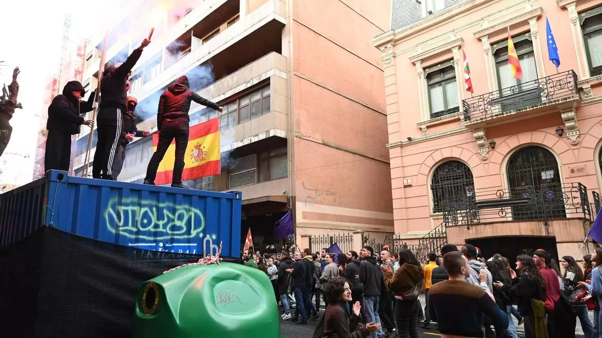 Queman una bandera española en Bilbao durante la marcha de Ernai por la independencia