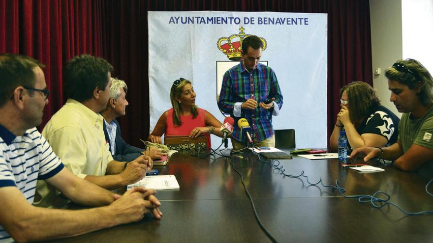 Luciano Huerga con el equipo de Gobierno de Benavente.