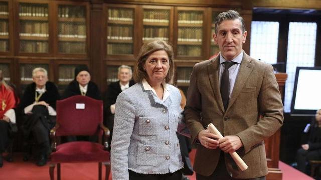Josefina Marín recibe de manos de Jorge Pañeda el premio correspondiente a Leticia Viñuela.