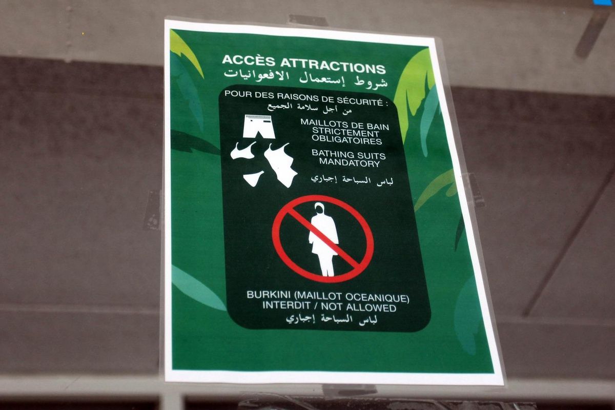 Imatge d'arxiu d'una piscina francesa on es prohibeix l'ús del burkini