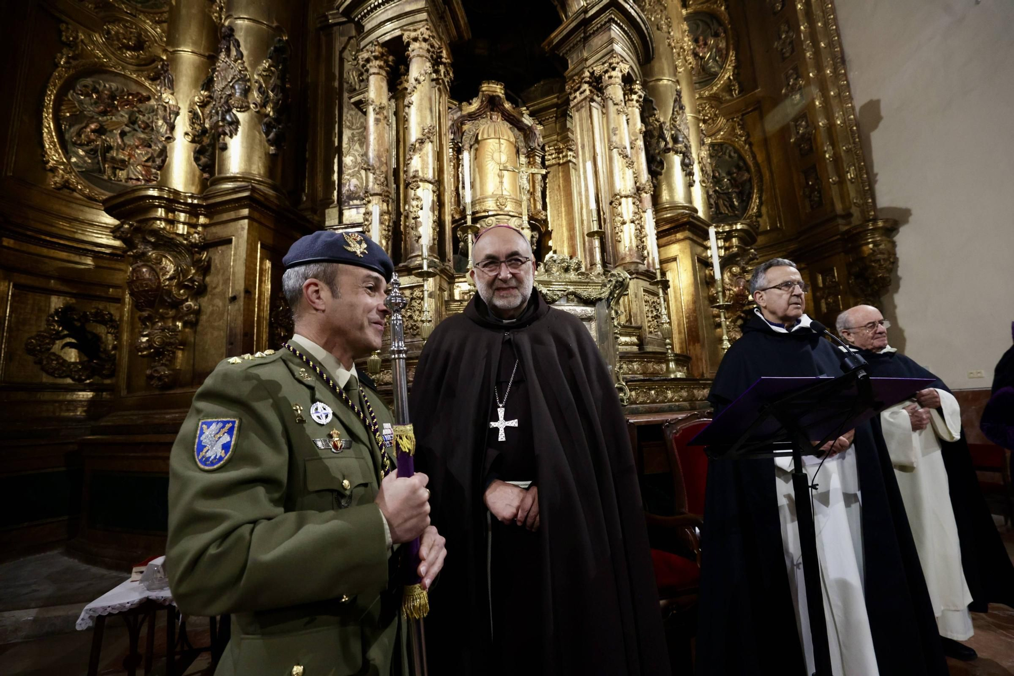 La lluvia chafa al Señor de Oviedo y obliga a suspender la procesión del Nazareno