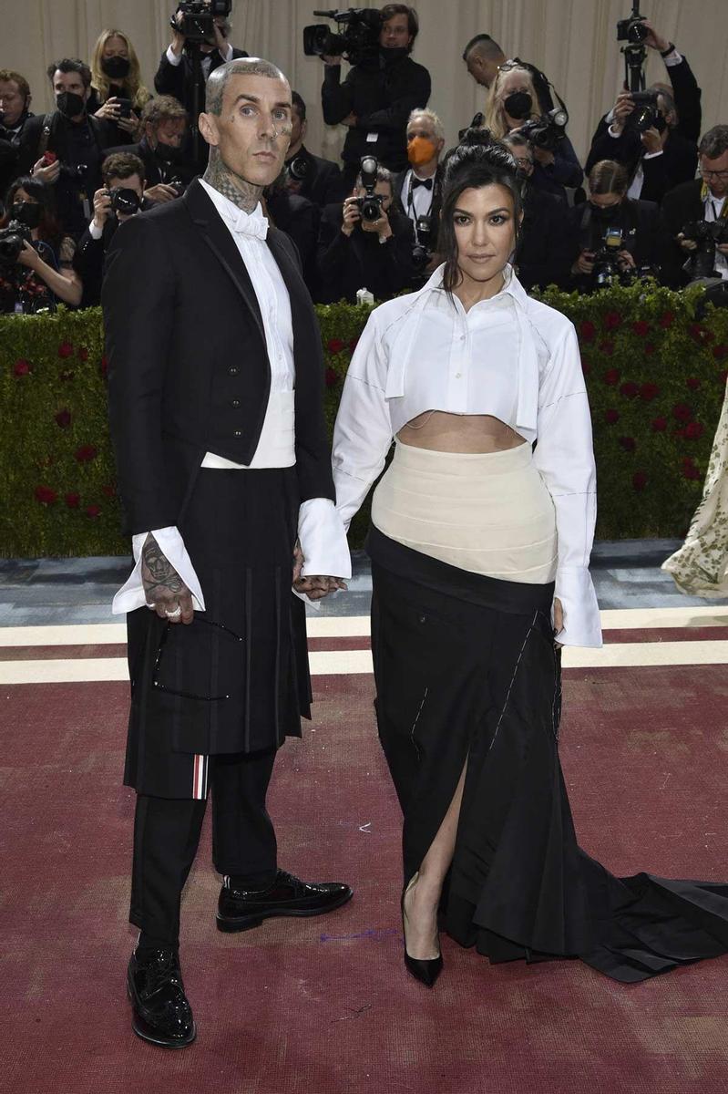 Kourtney Kardashian y Travis Barker apostaron ambos por lucir falda