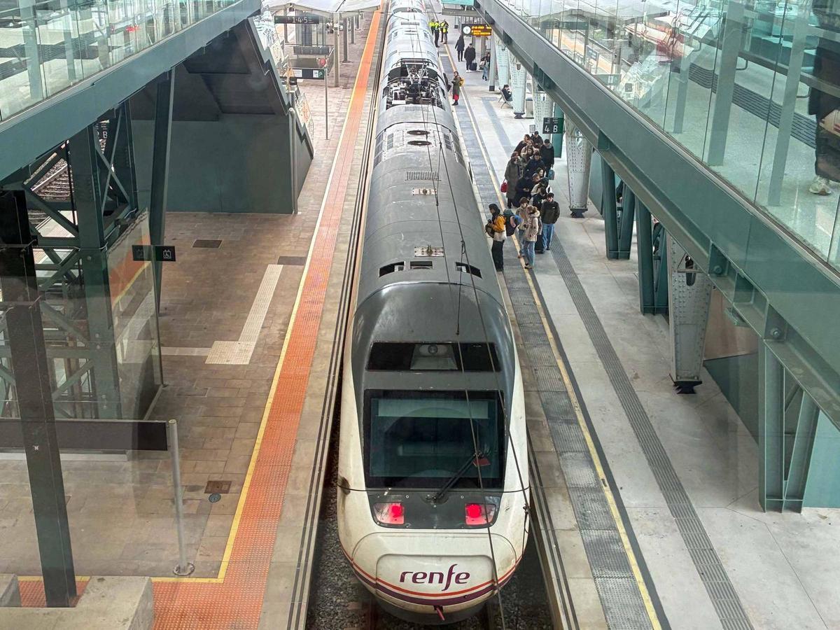 Varias personas se suben a un tren en la estación ferroviaria de Santiago