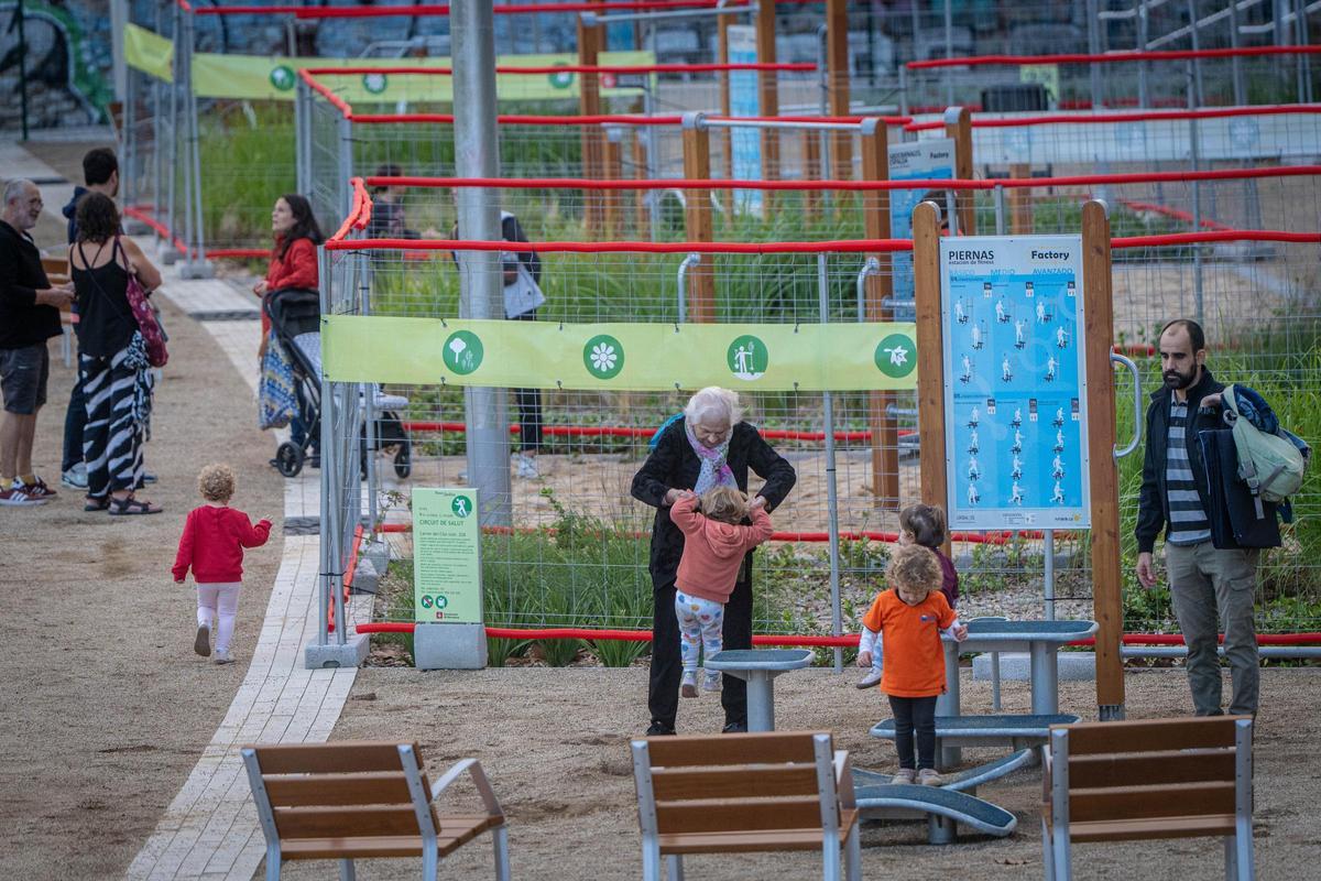 Zona de juegos infantiles preparados para la inauguración del nuevo parque en torno a la Torre del Fang, en Barcelona.