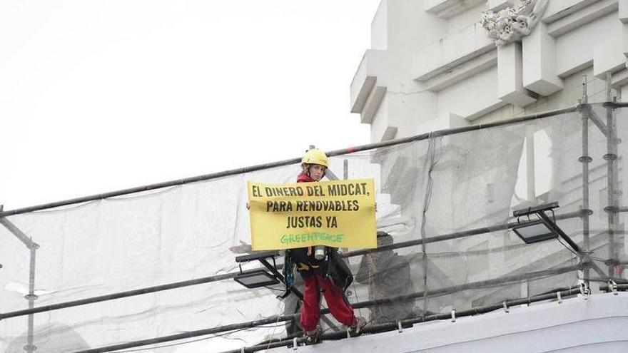 Una activista de Greenpeace, en la Casa Molina coruñesa.