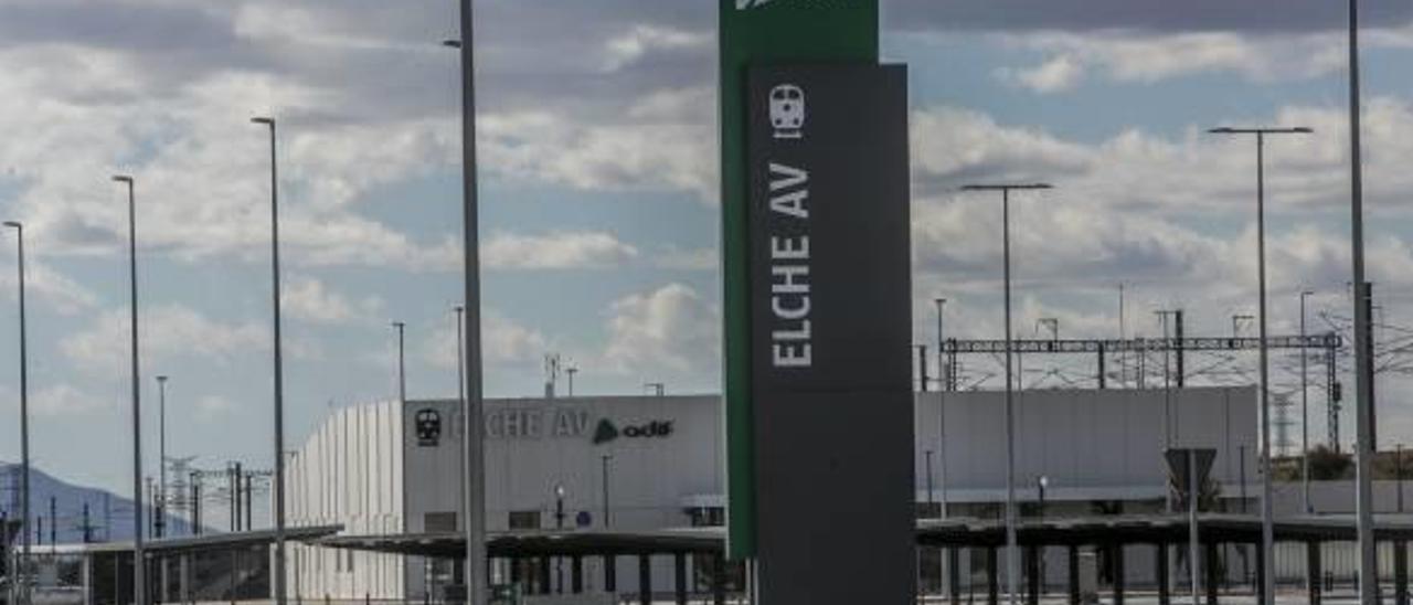 La estación de Elche seguirá cerrada más allá de la fecha prevista del 20 de septiembre.