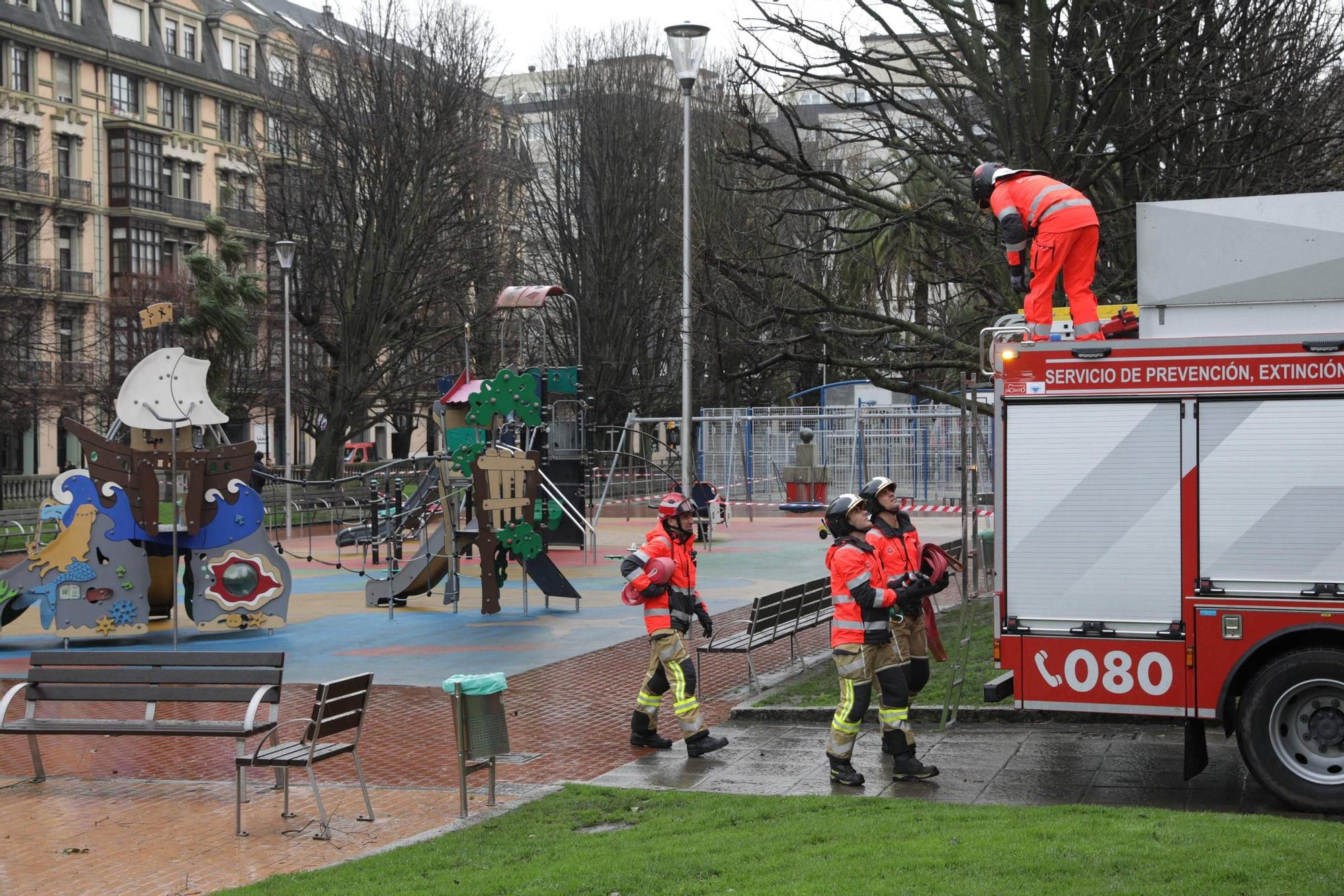 Los efectos de la "tormentona" en Gijón (en imágenes)