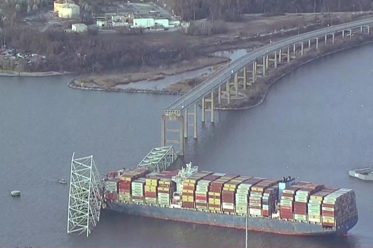 Un barco carguero  impacta contra el puente Francis Scott Key en Baltimore