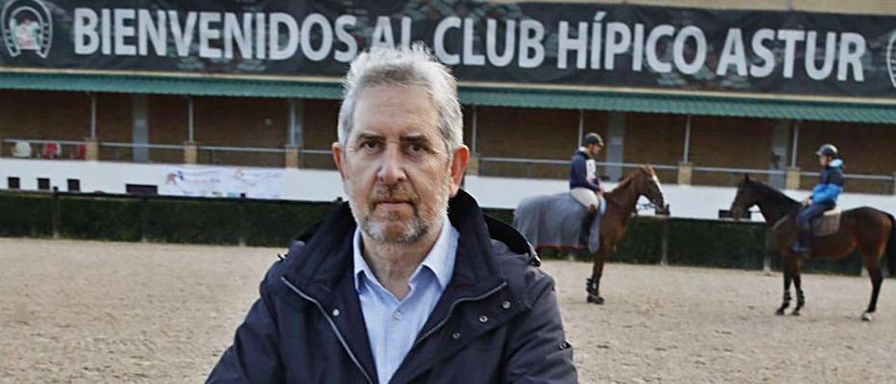 Mario Vigil, ayer, en las instalaciones del Club Hípico Astur. | Ángel González