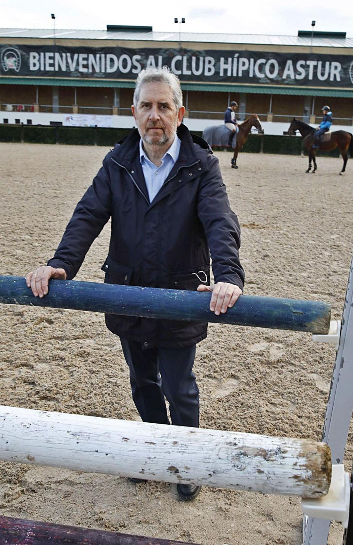 Mario Vigil, ayer, en las instalaciones del Club Hípico Astur. | Ángel González