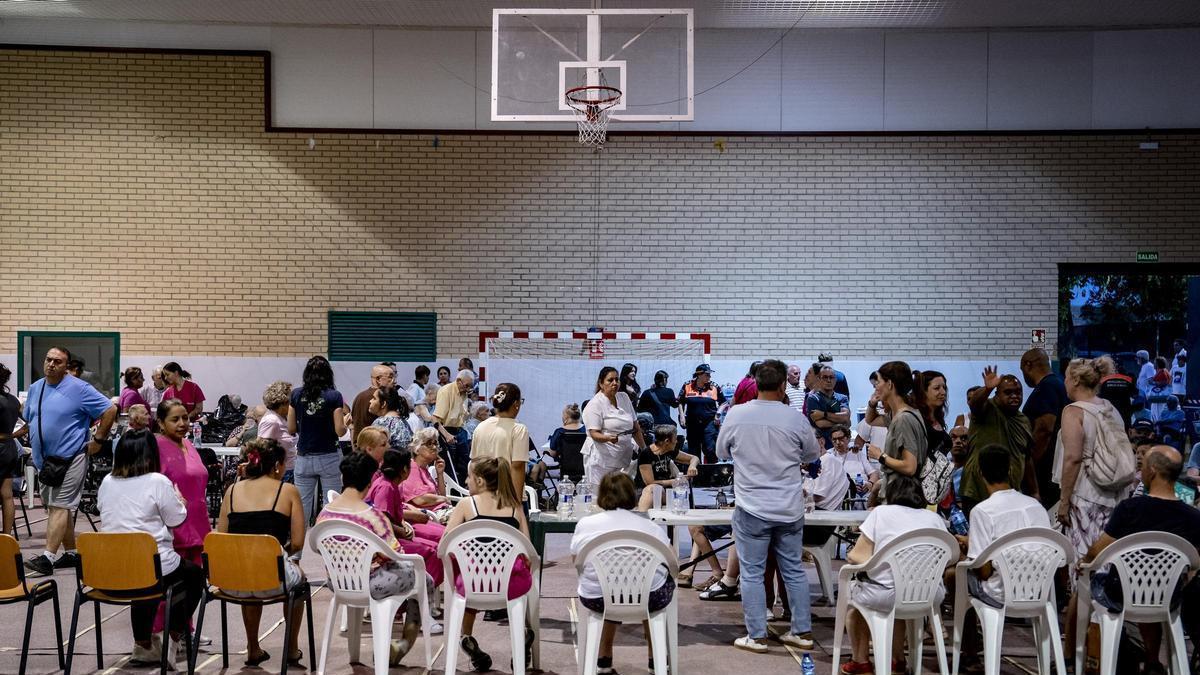 Varias personas desalojadas del municipio de Aldea del Fresno, en el polideportivo de Villamanta, a 23 de julio de 2026, en Villamanta, Madrid (España).