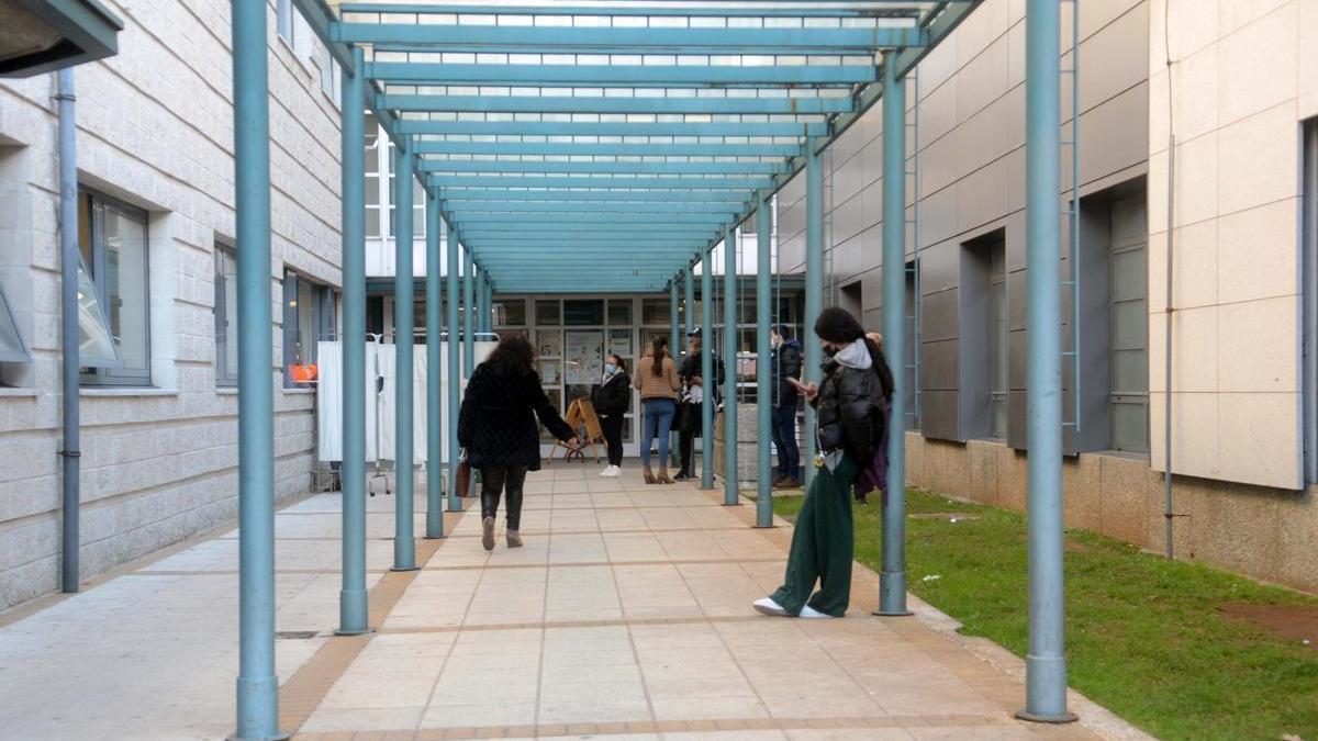 Pacientes en la entrada del centro de salud de San Roque, en Vilagarcía