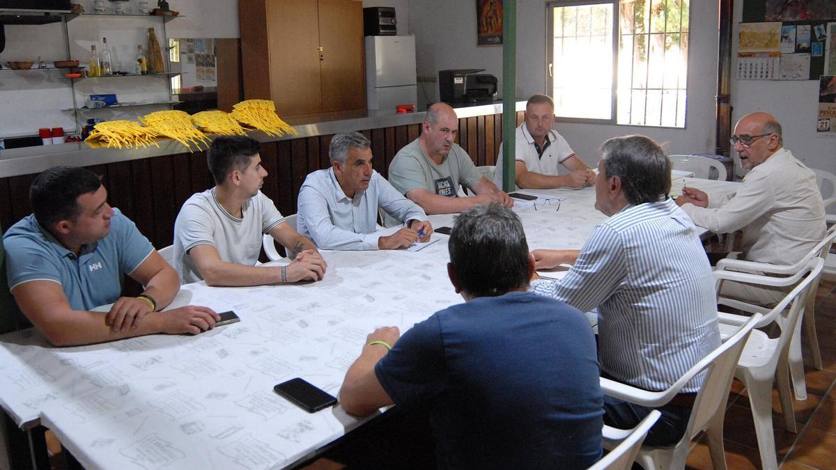 Reunión de cazadores, sindicatos y representantes municipales en el campo de tiro de Lalín