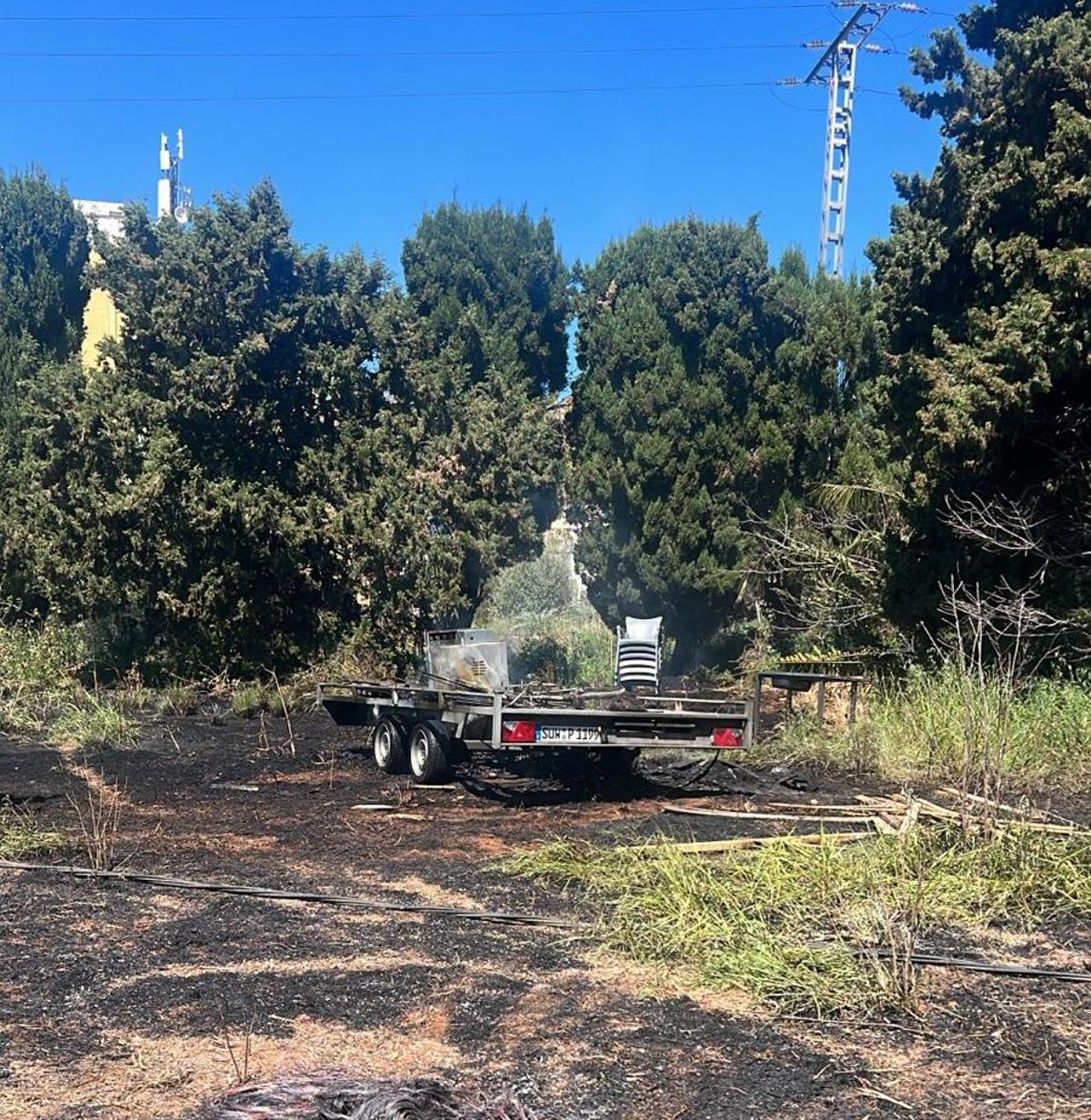 El remolque, que está a 150 metros de la caravana, también ha resultado dañado