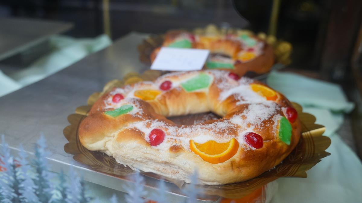 Elaboración del tradicional roscón de Reyes en el Forn Núria,  en Barcelona, este lunes.