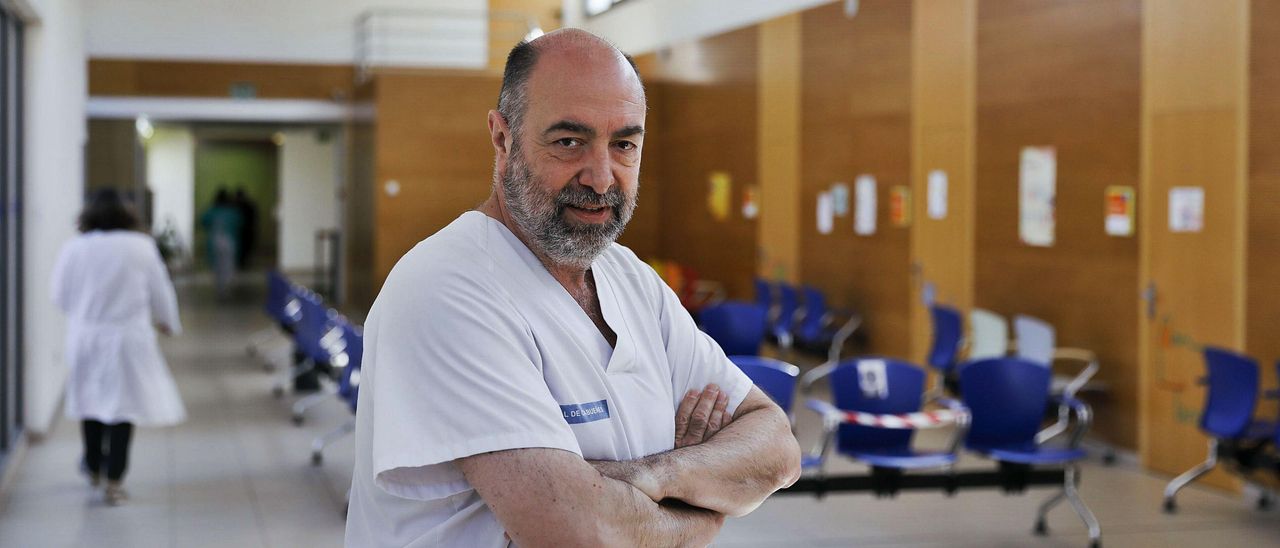 El médico de familia  Enrique Cimas, ayer,  en una sala de espera  de su centro de salud  de Contrueces,  en Gijón. | Marcos León