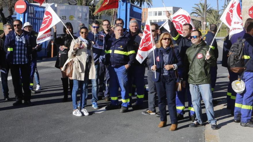 Trabajadores de la industria, en la concentración de esta mañana en reivindicación de incrementos salariales