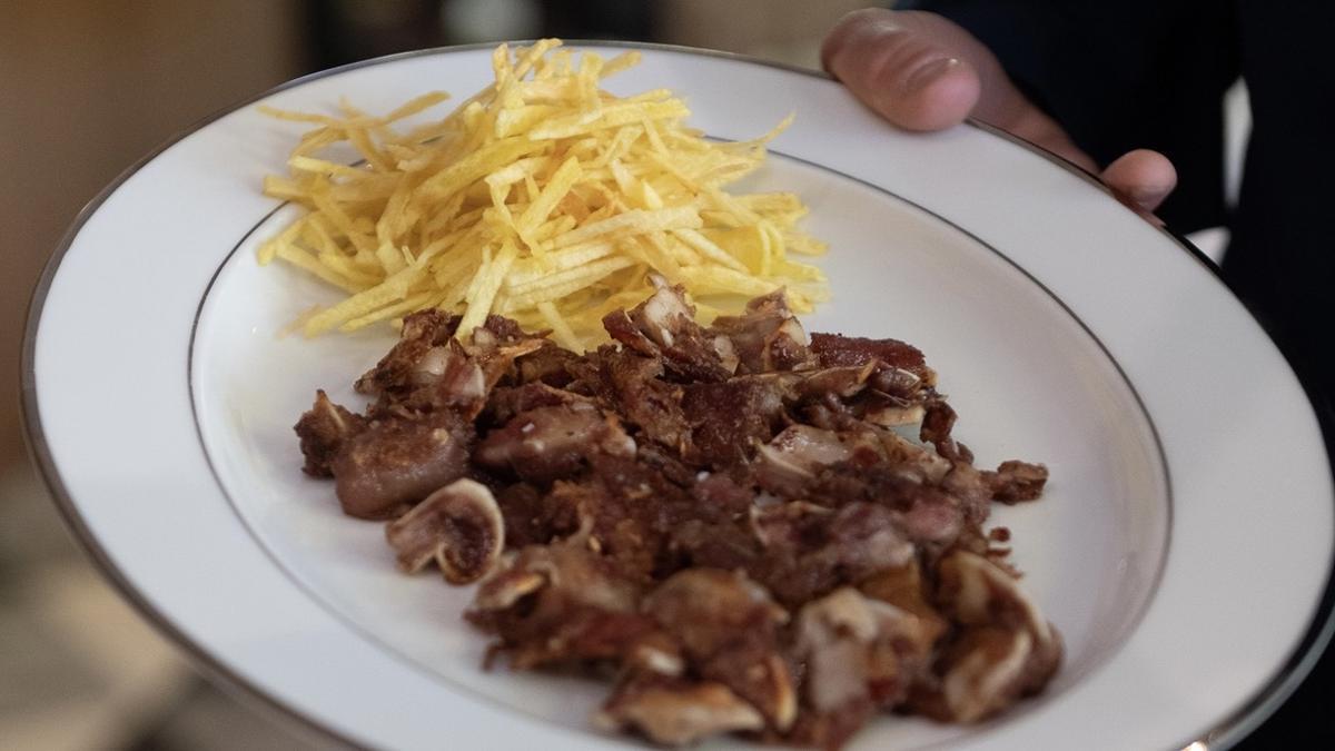 La oreja con patatas paja de Caja de Cerillas.