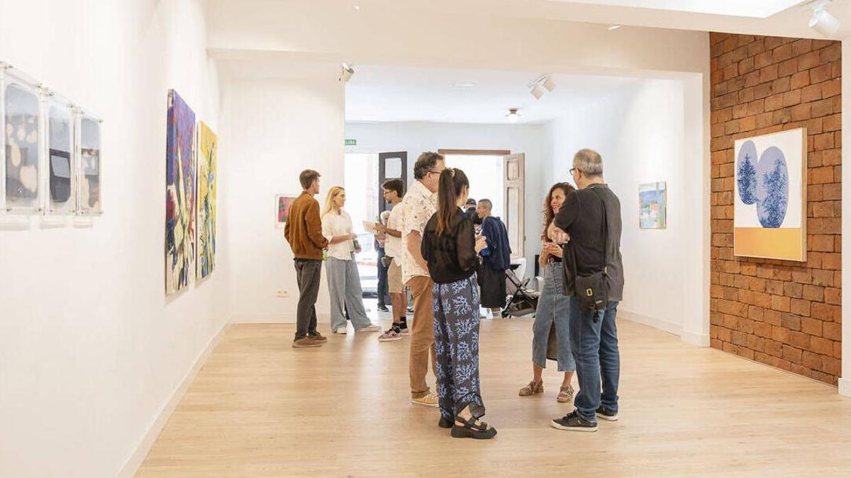 Un instante de la inauguración de la exposición de Gabriel Tondreau en La Panera.