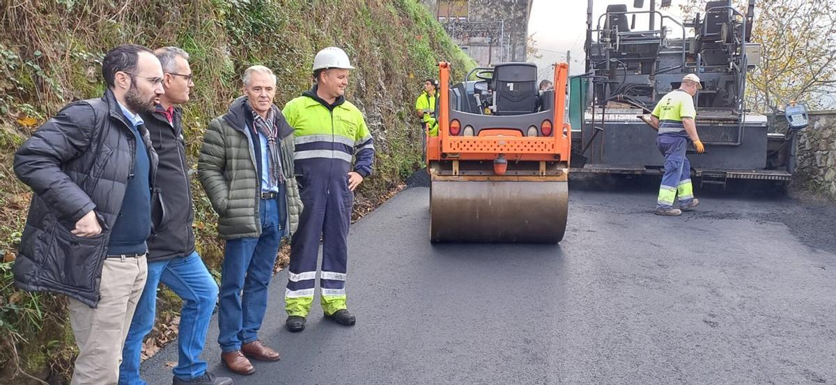 Obra de asfaltado de una vía municipal.