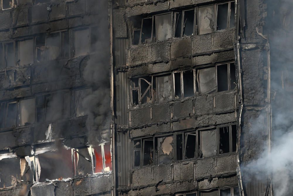 Incendi en un bloc de pisos de 27 plantes a Londres