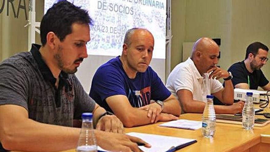 Los miembros de la junta directiva que presidieron la asamblea celebrada ayer.