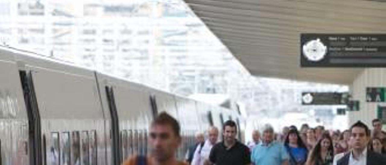 Habrá lanzaderas entre el AVE y Benidorm este mes, según Renfe