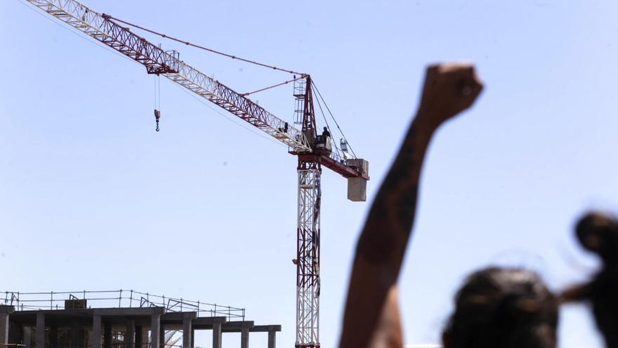 Activistas en las obras del Hotel de La Tejita, este miércoles.