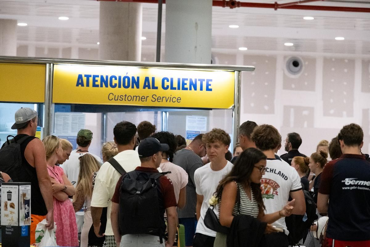 Pasajeros esperan a ser recolocados en otros vuelo por la compañía Ryanair