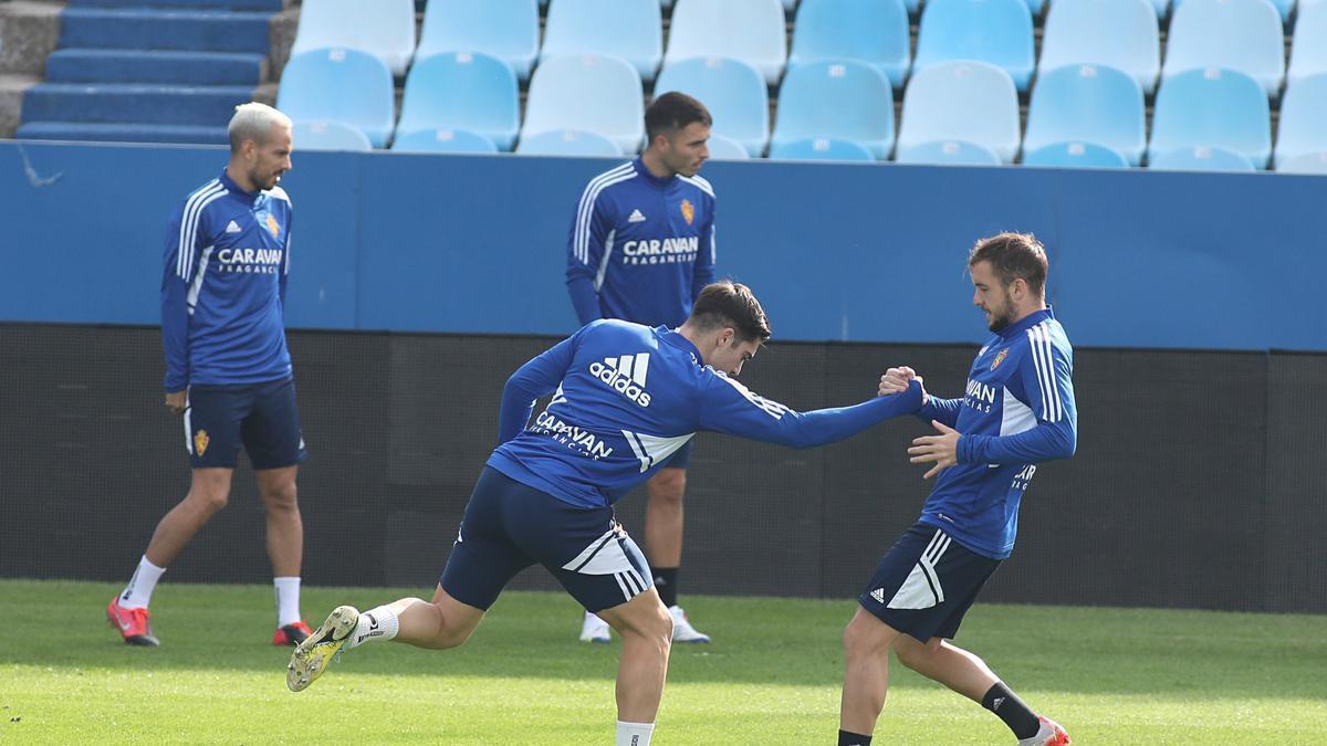 Larra y Vada realizan un ejercicio durante un entrenamiento en La Romareda.