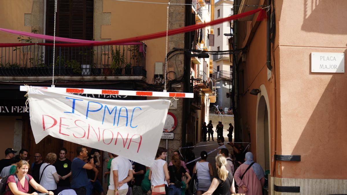 L'acció del desnonament ha causat expectació a la plaça Major de Manresa