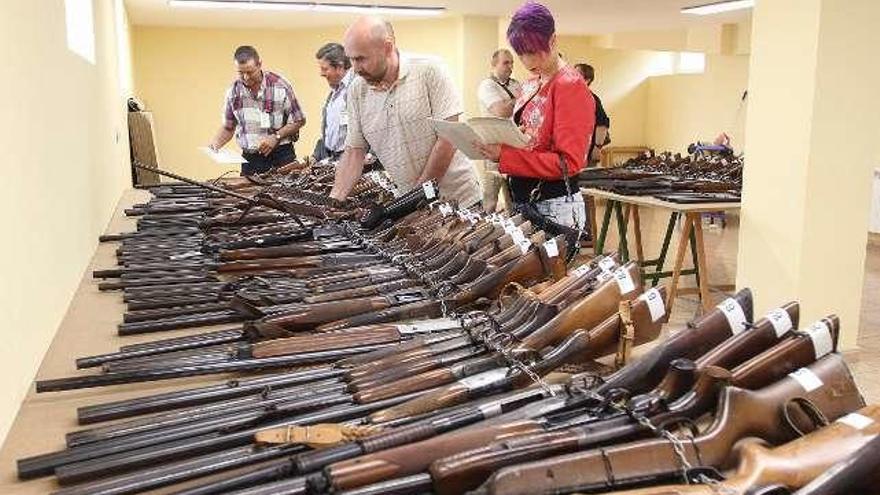 Un detalle de las armas subastadas en Ourense. // I. Osorio