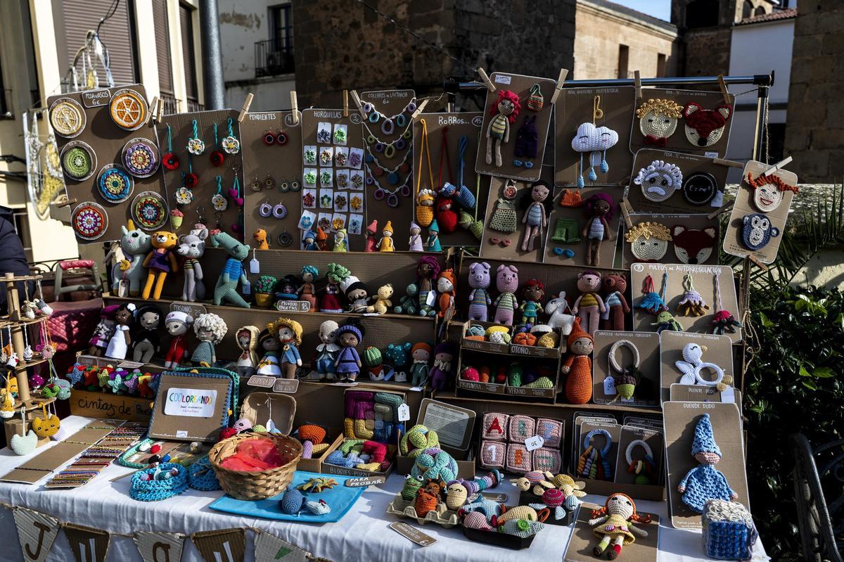 Puesto de artesanía durante la celebración del rastro solidario en la plaza de la Conce.