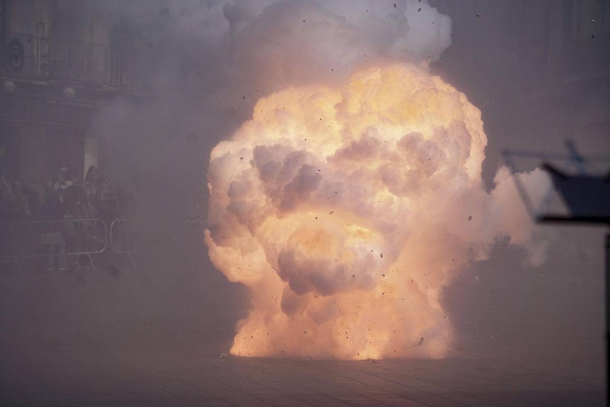 El foc s'ha apoderat del centre de la plaça Major