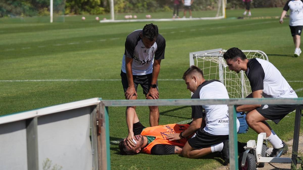 Iván Ania, junto a Adri Castellano en el momento de la lesión del futbolista, este miércoles.