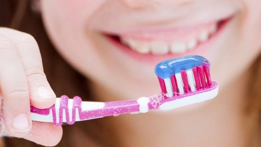 Se recomienda cepillarse los dientes tres veces al día.