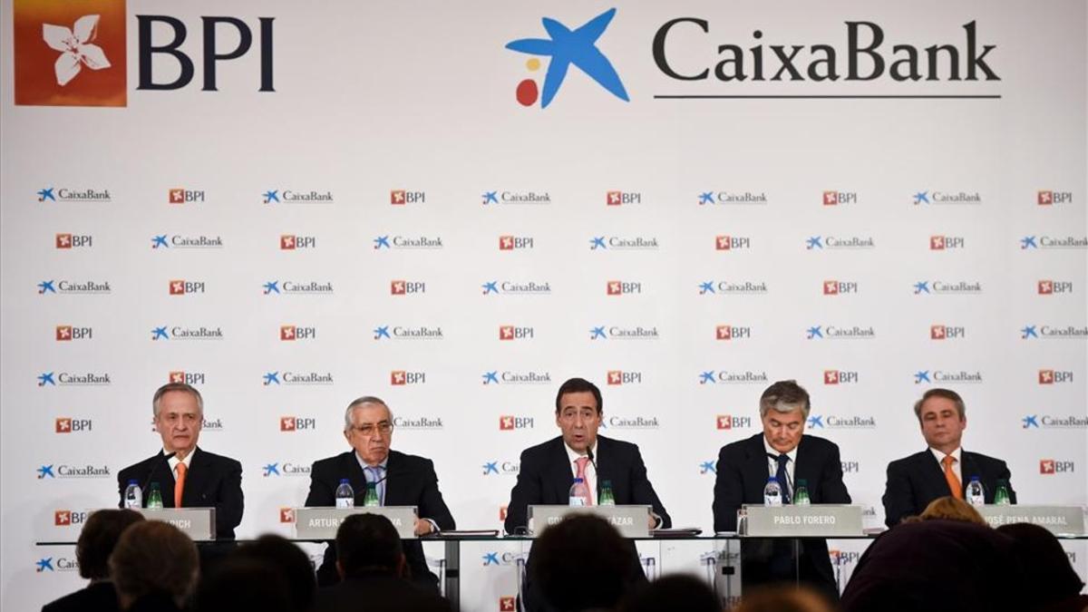 De izquierda a derecha, Fernando Ulrich, Artur Santos Silva, Gonzalo Gortázar, Pablo Ferero y Jose Pena Amaral, en al anuncio sobre el resultado de la opa de CaixaBank sobre BPI en Lisboa.