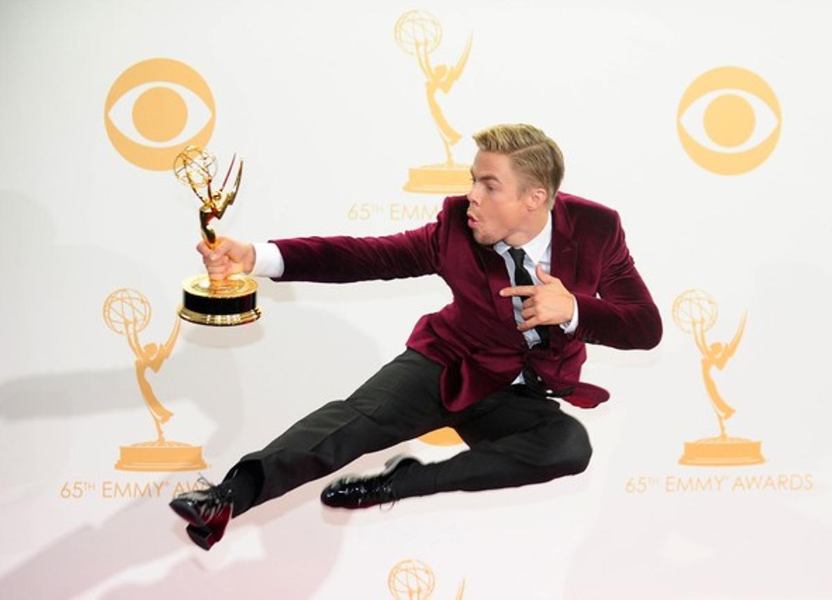 El coreògraf Derek Hough celebra el seu guardó.