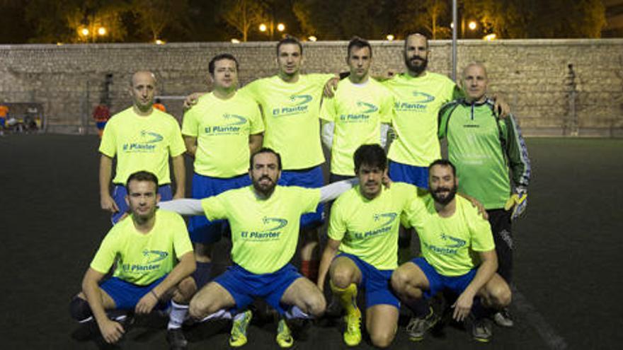 Pepe, José Antonio, David, Néstor, Juan Carlos y Juanjo (arriba); Fernando, José Luis, Paco y Ricardo (abajo), forman el equipo del Inter Valencia-Sords.