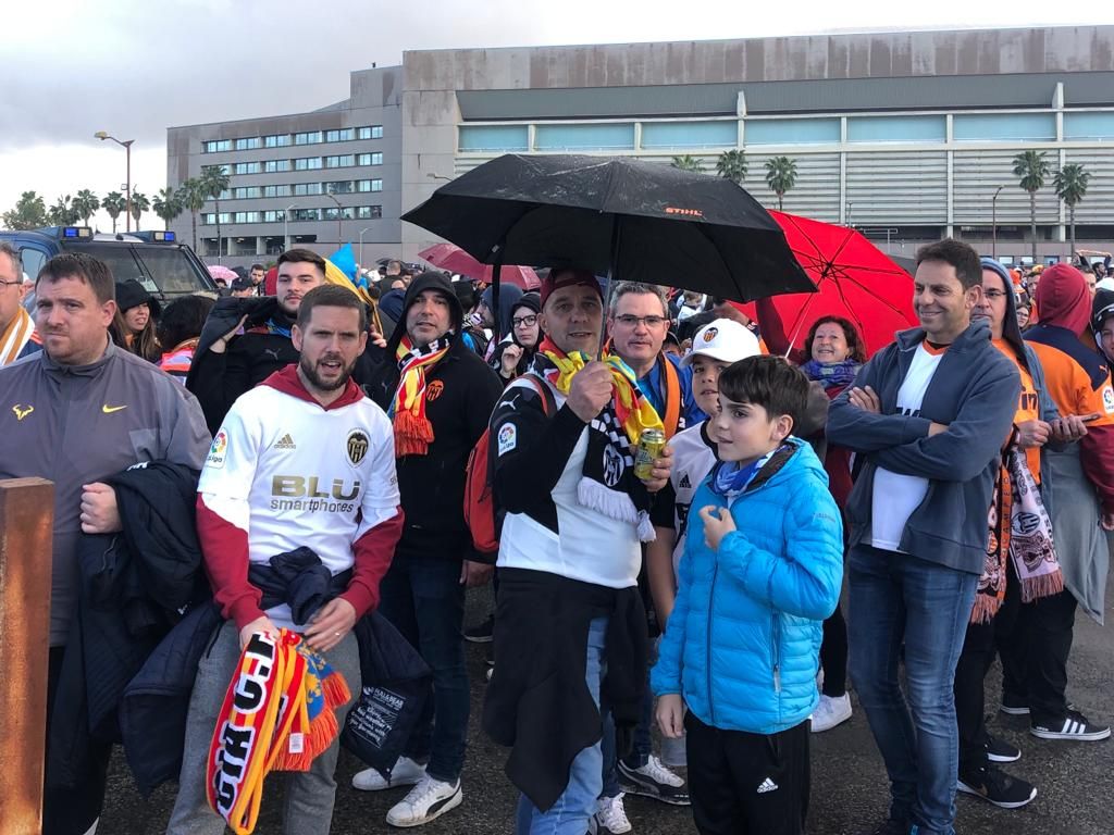 La afición valencianista recibe a su equipo en el estadio de La Cartuja en Sevilla