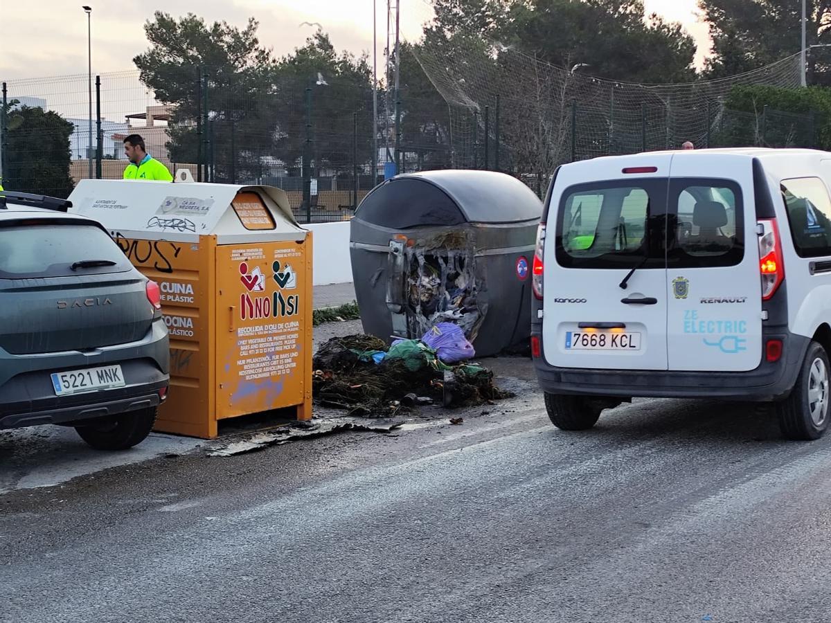 Imagen de como ha quedado el contenedor incendiado