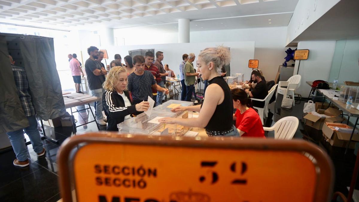 Votación en un colegio electoral de Alicante