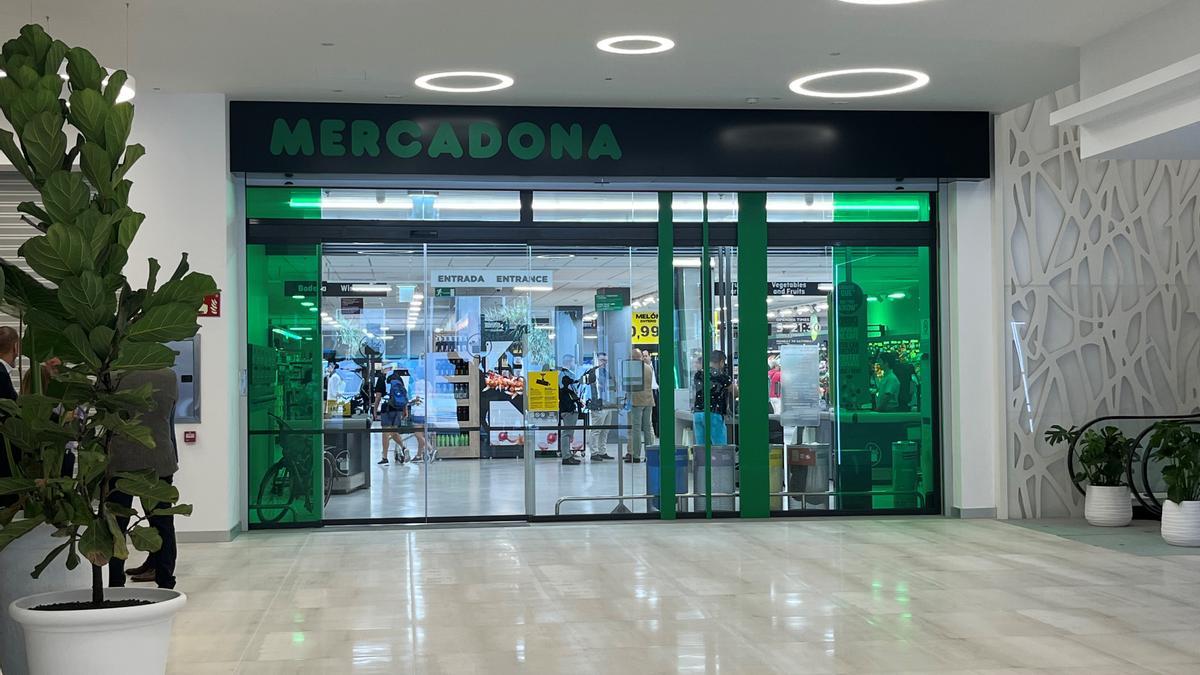 Entrada al supermecado Mercadona de Puerto del Carmen.