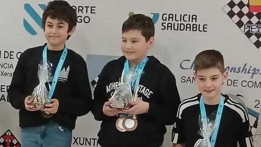 Desde la izquierda, Nicolás, Sergio y Mateo con sus medallas.