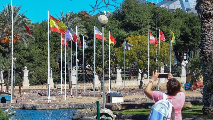 Torrevieja reserva 75.000 euros para un paseo de luz ártico con osos, pingüinos y auroras boreales de Navidad