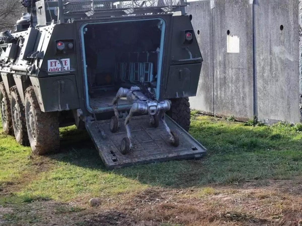 Un robot de uso militar desciende de un vehículo blindado en Cabo Noval